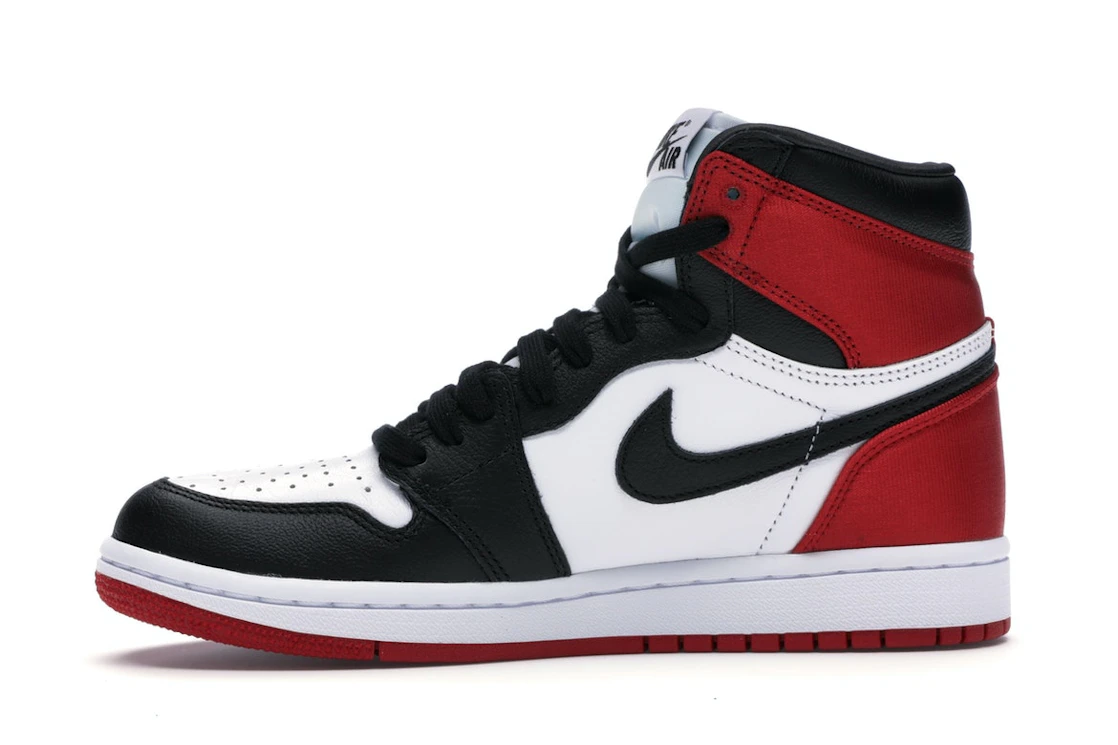 Vue 18 de Jordan 1 Retro High Satin Black Toe 
