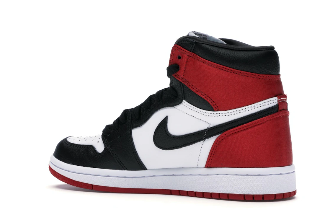 Vue 22 de Jordan 1 Retro High Satin Black Toe 