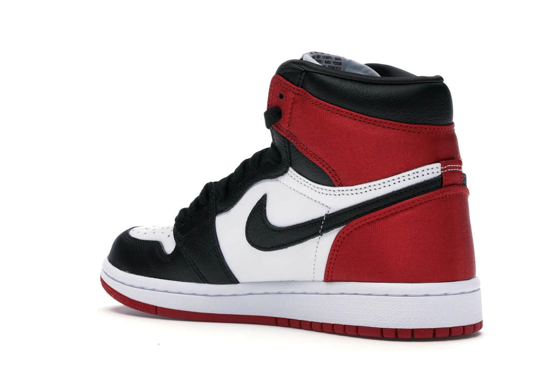 Vue 23 de Jordan 1 Retro High Satin Black Toe 