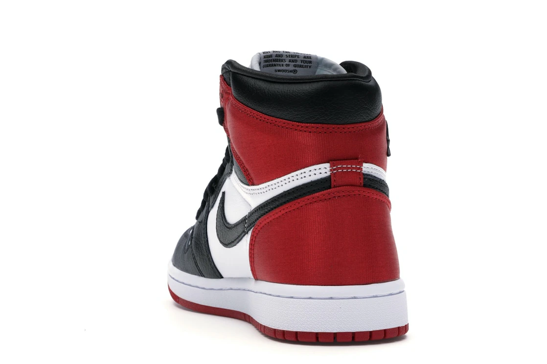 Vue 26 de Jordan 1 Retro High Satin Black Toe 