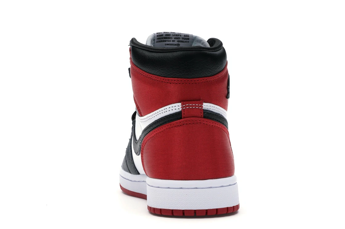 Vue 27 de Jordan 1 Retro High Satin Black Toe 