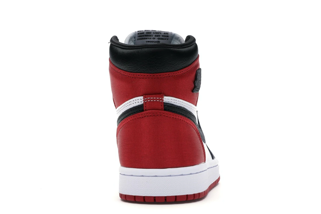 Vue 28 de Jordan 1 Retro High Satin Black Toe 