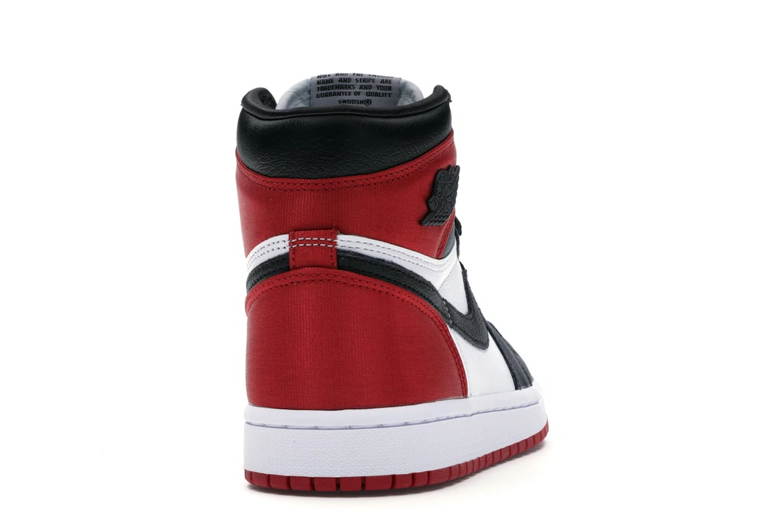 Vue 29 de Jordan 1 Retro High Satin Black Toe 