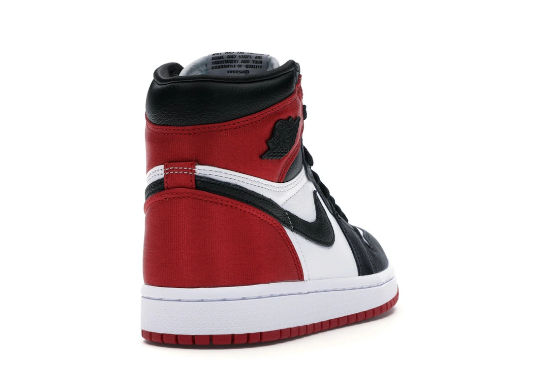 Vue 30 de Jordan 1 Retro High Satin Black Toe 