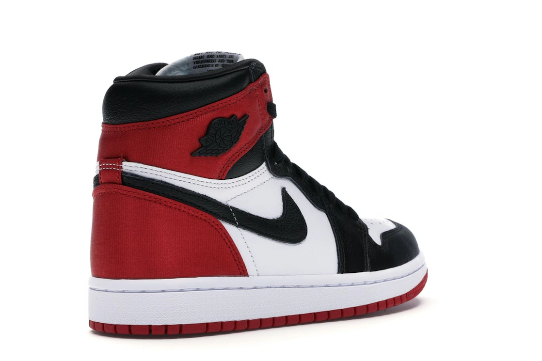 Vue 32 de Jordan 1 Retro High Satin Black Toe 