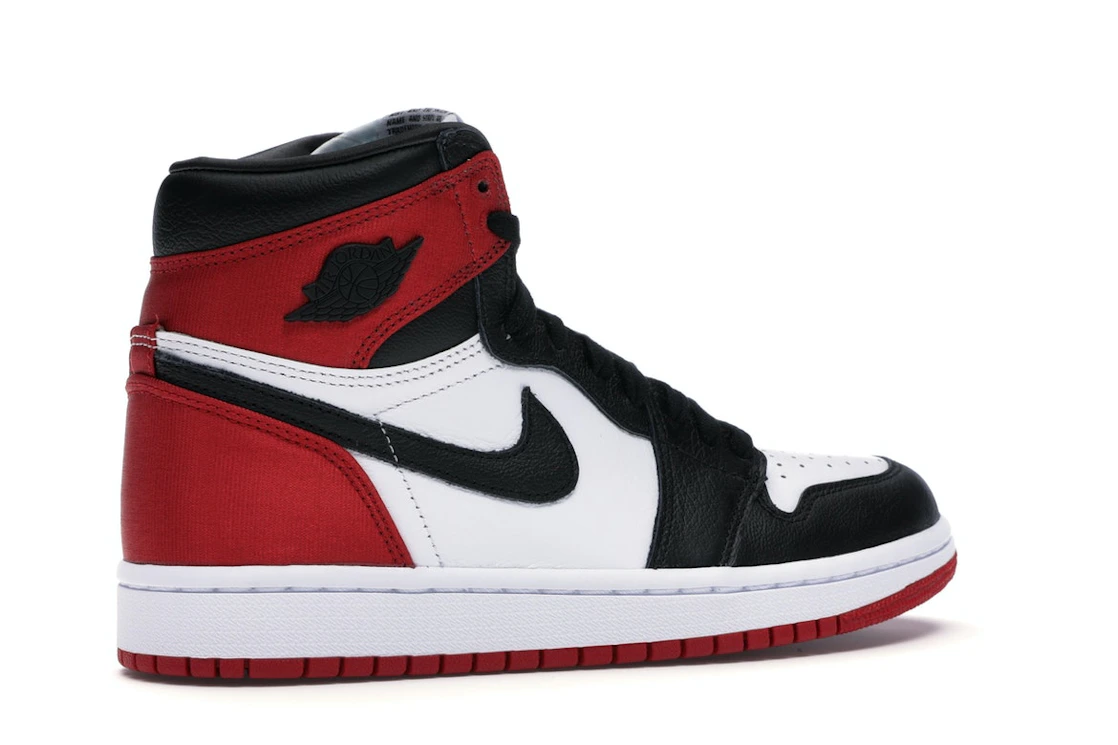 Vue 34 de Jordan 1 Retro High Satin Black Toe 