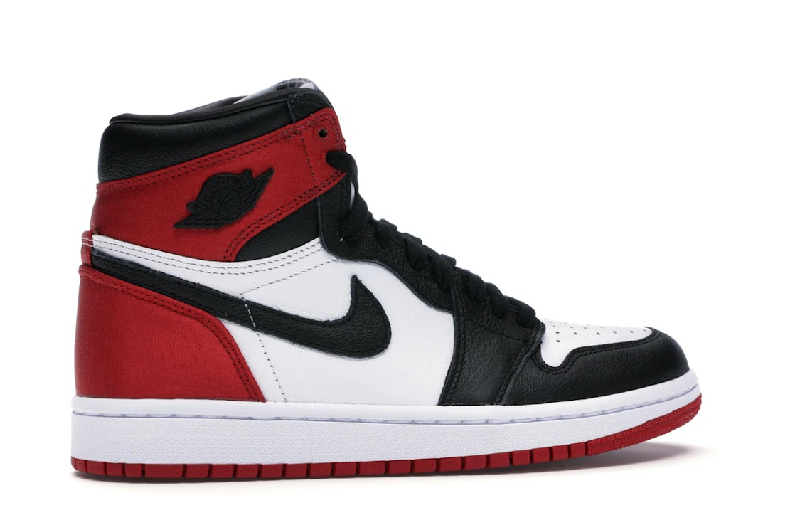 Vue 35 de Jordan 1 Retro High Satin Black Toe 
