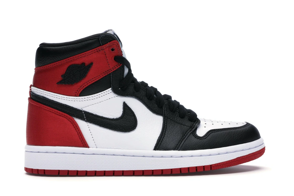 Vue 36 de Jordan 1 Retro High Satin Black Toe 