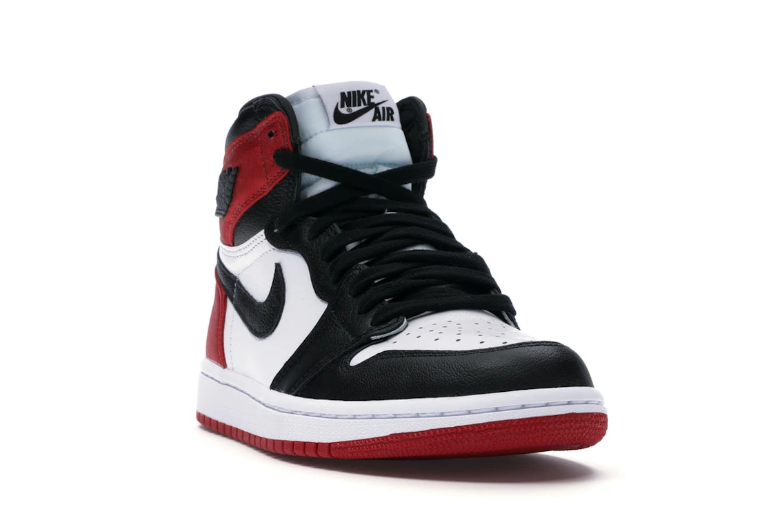 Vue 7 de Jordan 1 Retro High Satin Black Toe 