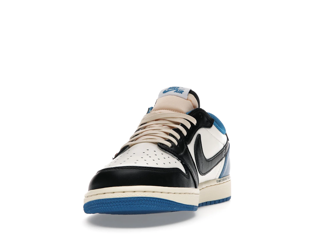 Vue 12 de Jordan 1 Retro Low OG SP Fragment x Travis Scott