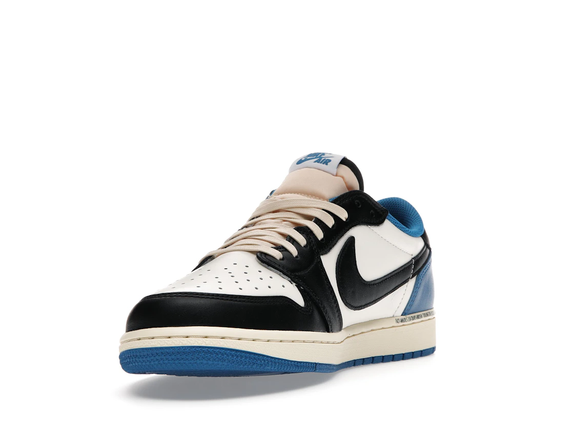 Vue 13 de Jordan 1 Retro Low OG SP Fragment x Travis Scott