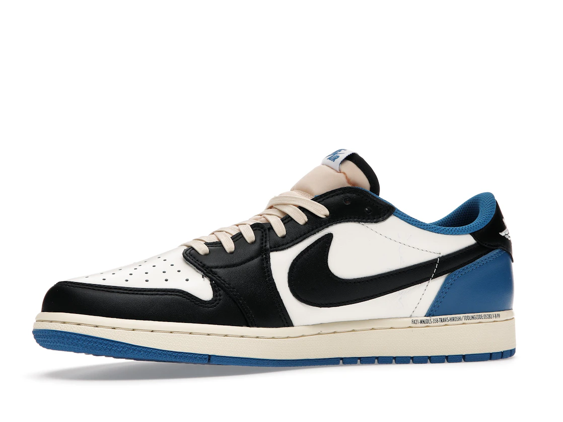 Vue 17 de Jordan 1 Retro Low OG SP Fragment x Travis Scott