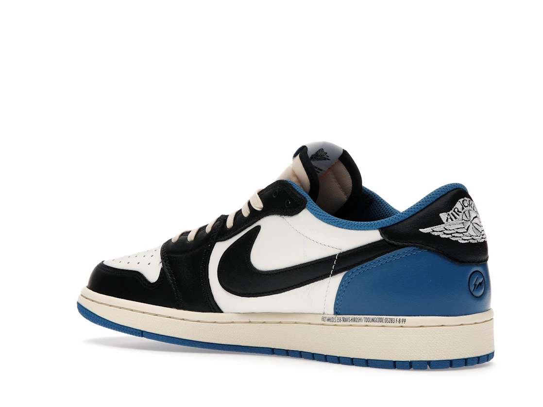 Vue 23 de Jordan 1 Retro Low OG SP Fragment x Travis Scott