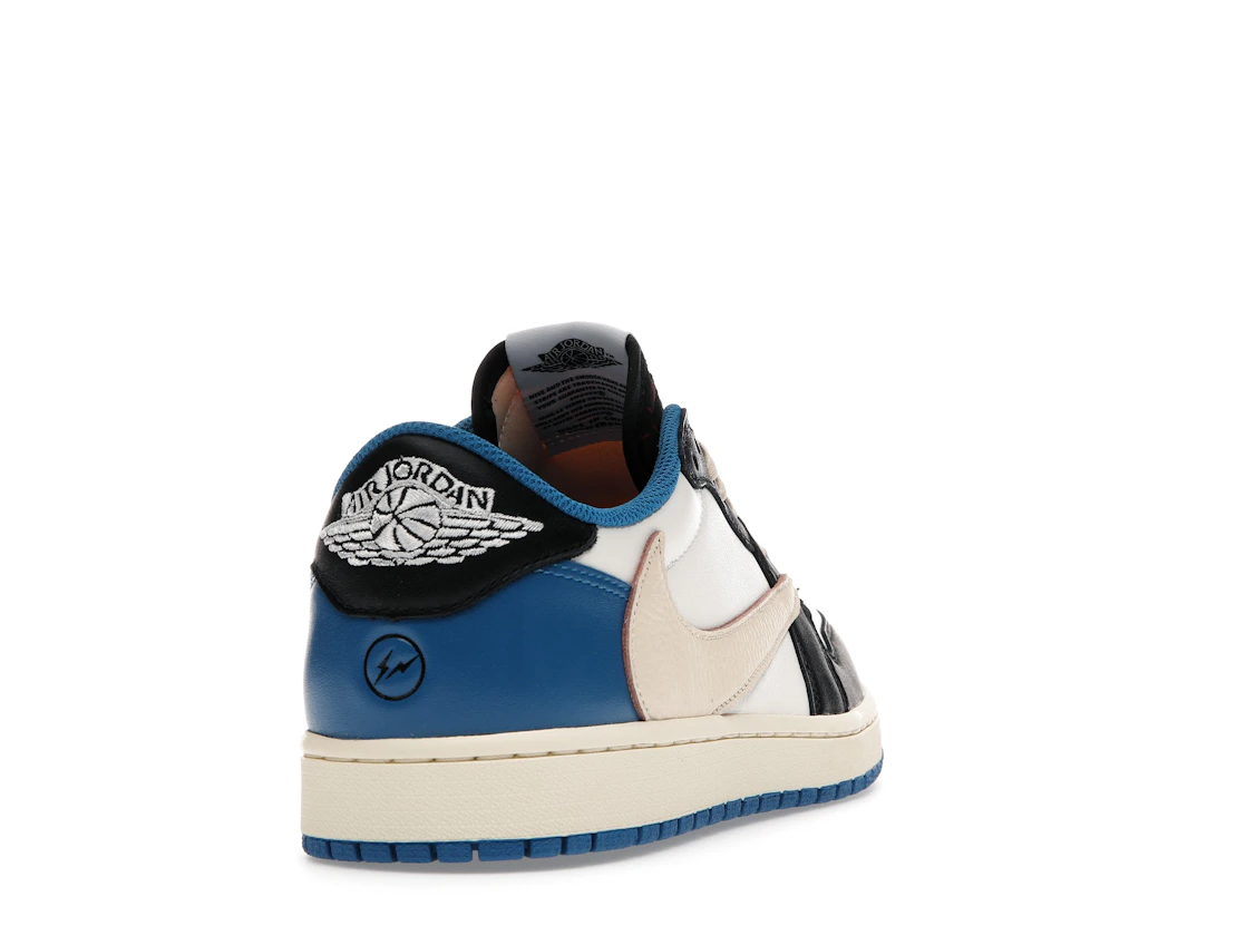 Vue 30 de Jordan 1 Retro Low OG SP Fragment x Travis Scott