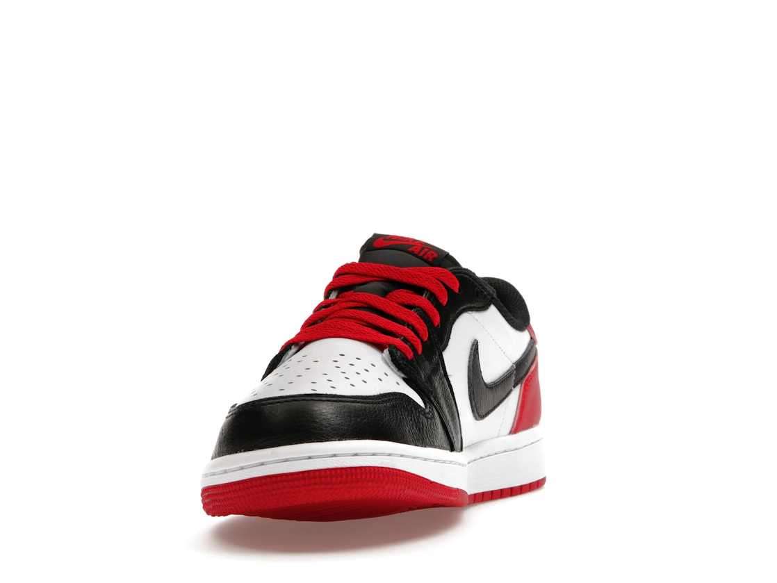 Vue 12 de Jordan 1 Retro Low OG Black Toe (2023)
