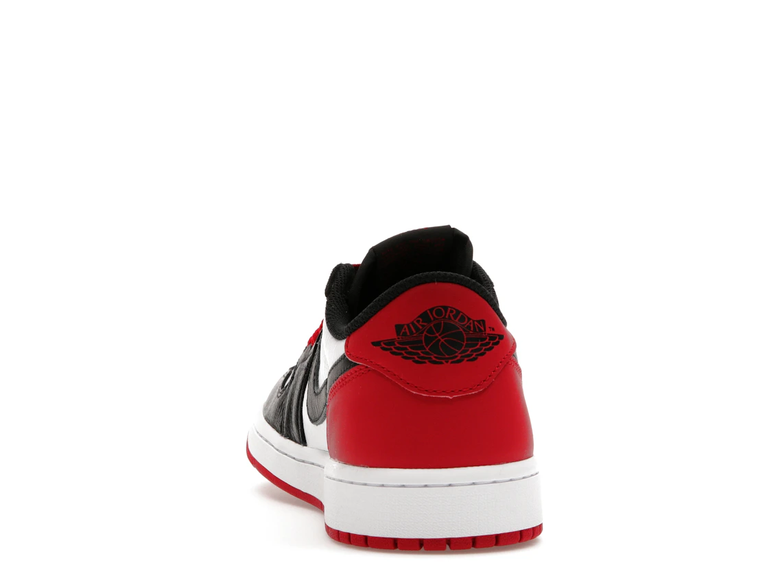 Vue 27 de Jordan 1 Retro Low OG Black Toe (2023)