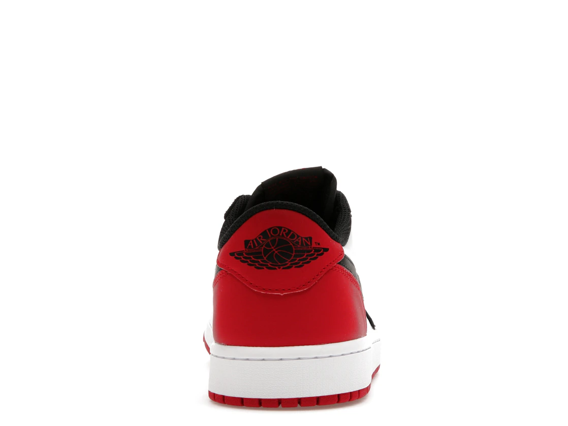 Vue 28 de Jordan 1 Retro Low OG Black Toe (2023)