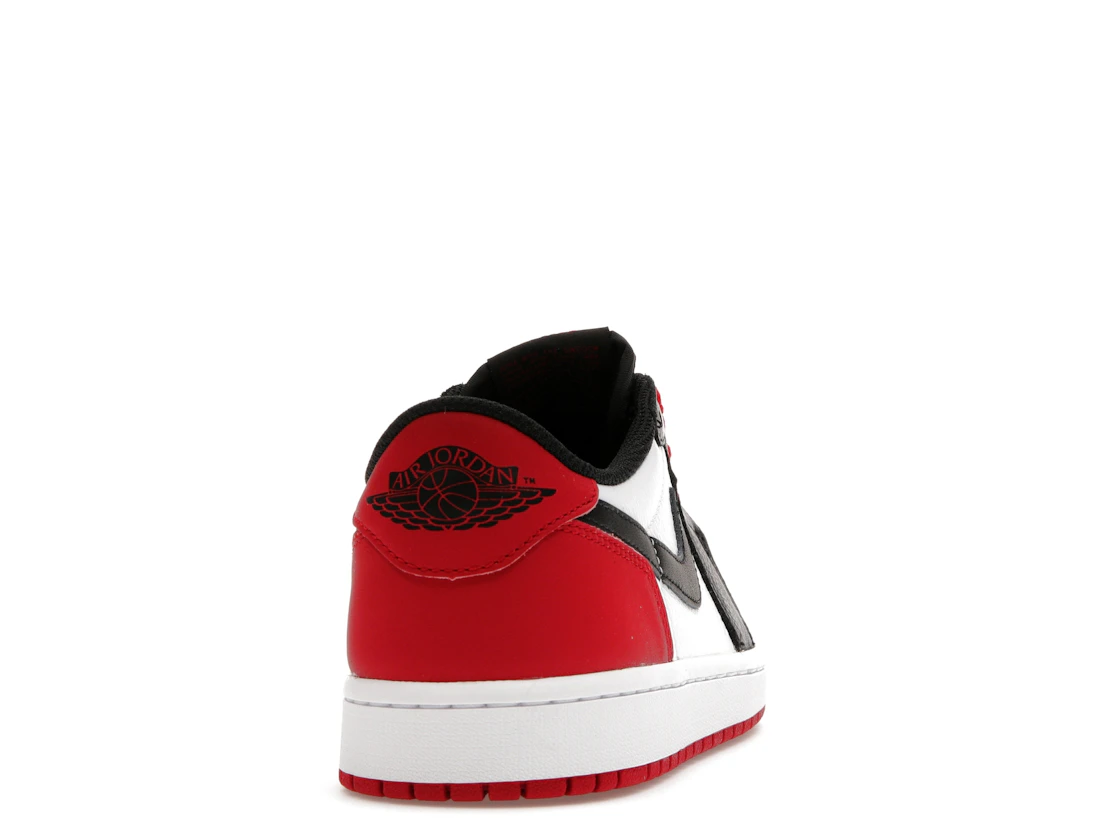 Vue 29 de Jordan 1 Retro Low OG Black Toe (2023)