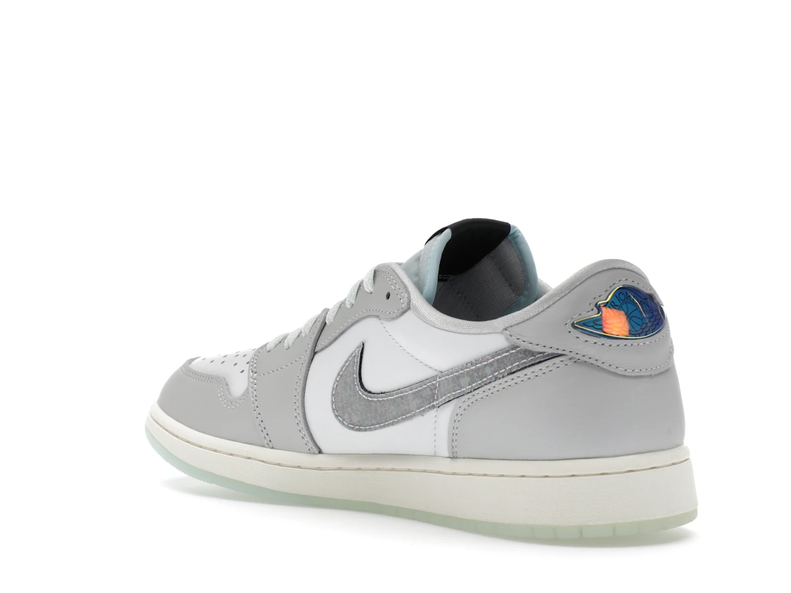 Vue 24 de Jordan 1 Retro Low OG Year of the Snake (2025)