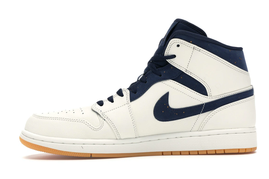 Vue 18 de Jordan 1 Retro Mid Jeter