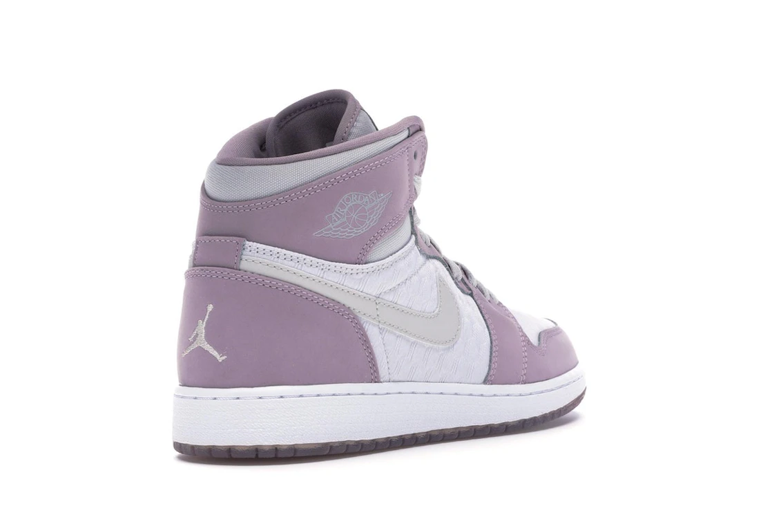 Vue 32 de Jordan 1 Retro Heiress Plum Fog (GS)