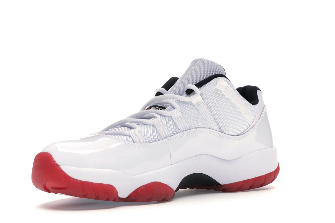 Vue 15 de Jordan 11 Retro Low White Red (2012)