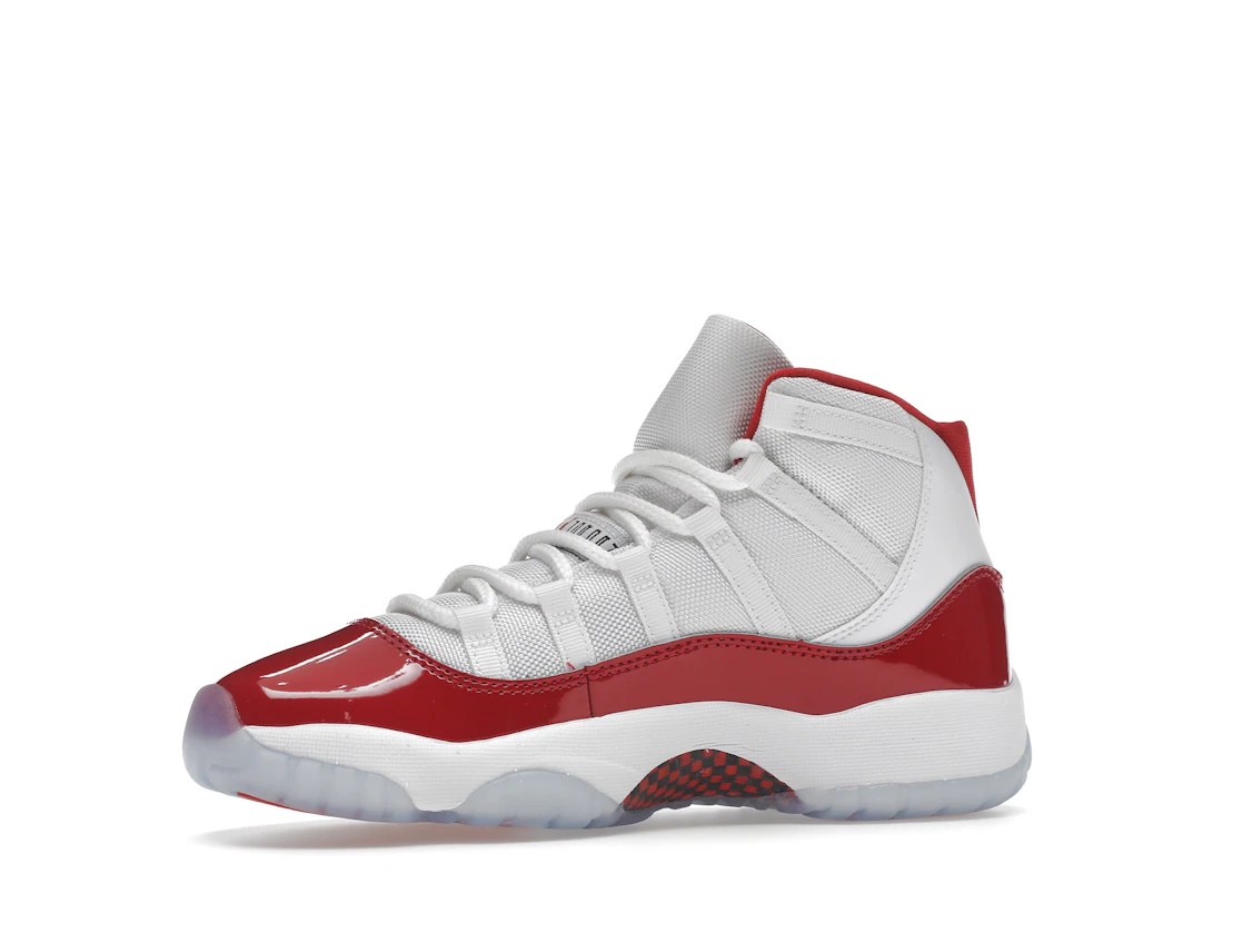 Vue 17 de Jordan 11 Retro Cherry (2022) (GS)