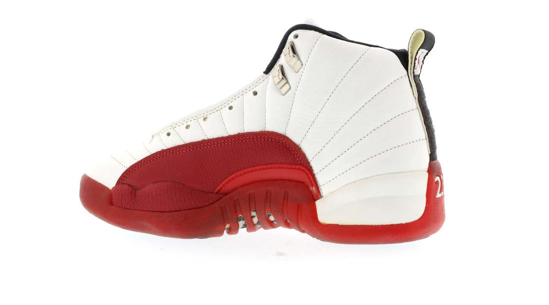 Vue 15 de Jordan 12 OG Cherry (1997)