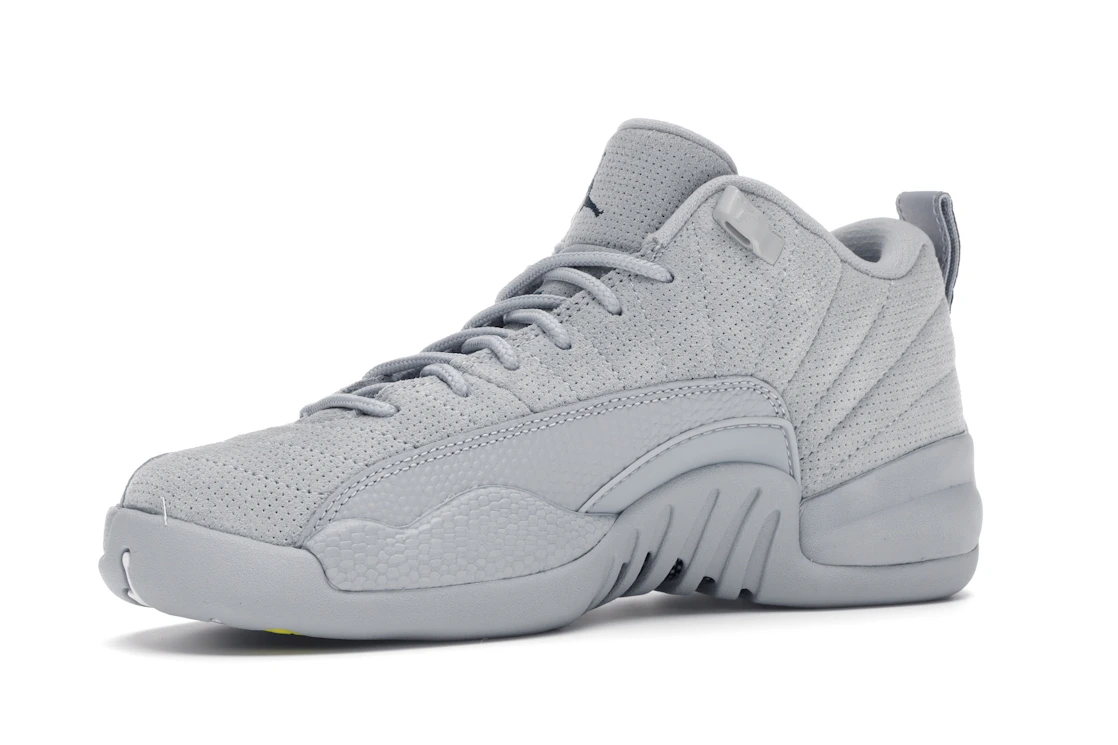 Vue 16 de Jordan 12 Retro Low Wolf Grey (GS)