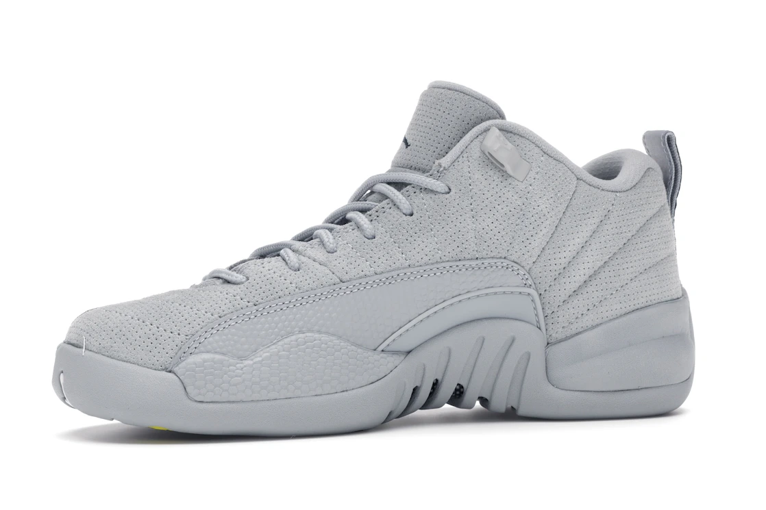 Vue 17 de Jordan 12 Retro Low Wolf Grey (GS)