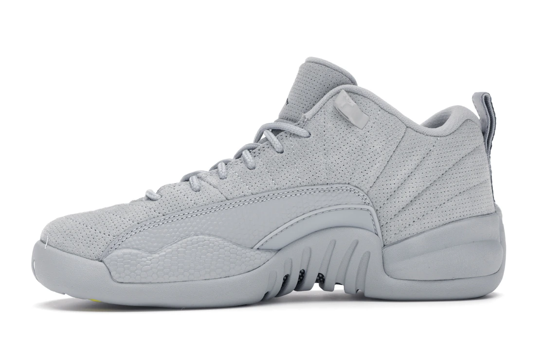 Vue 18 de Jordan 12 Retro Low Wolf Grey (GS)