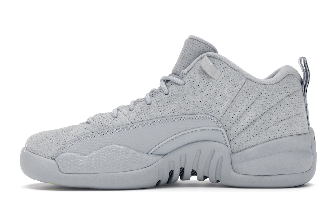 Vue 19 de Jordan 12 Retro Low Wolf Grey (GS)