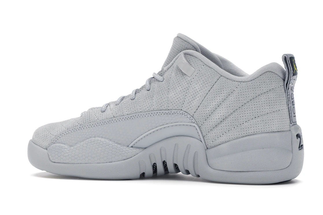 Vue 21 de Jordan 12 Retro Low Wolf Grey (GS)