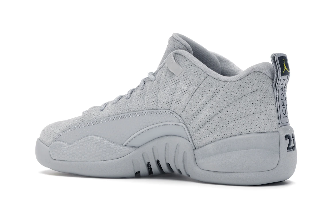 Vue 22 de Jordan 12 Retro Low Wolf Grey (GS)