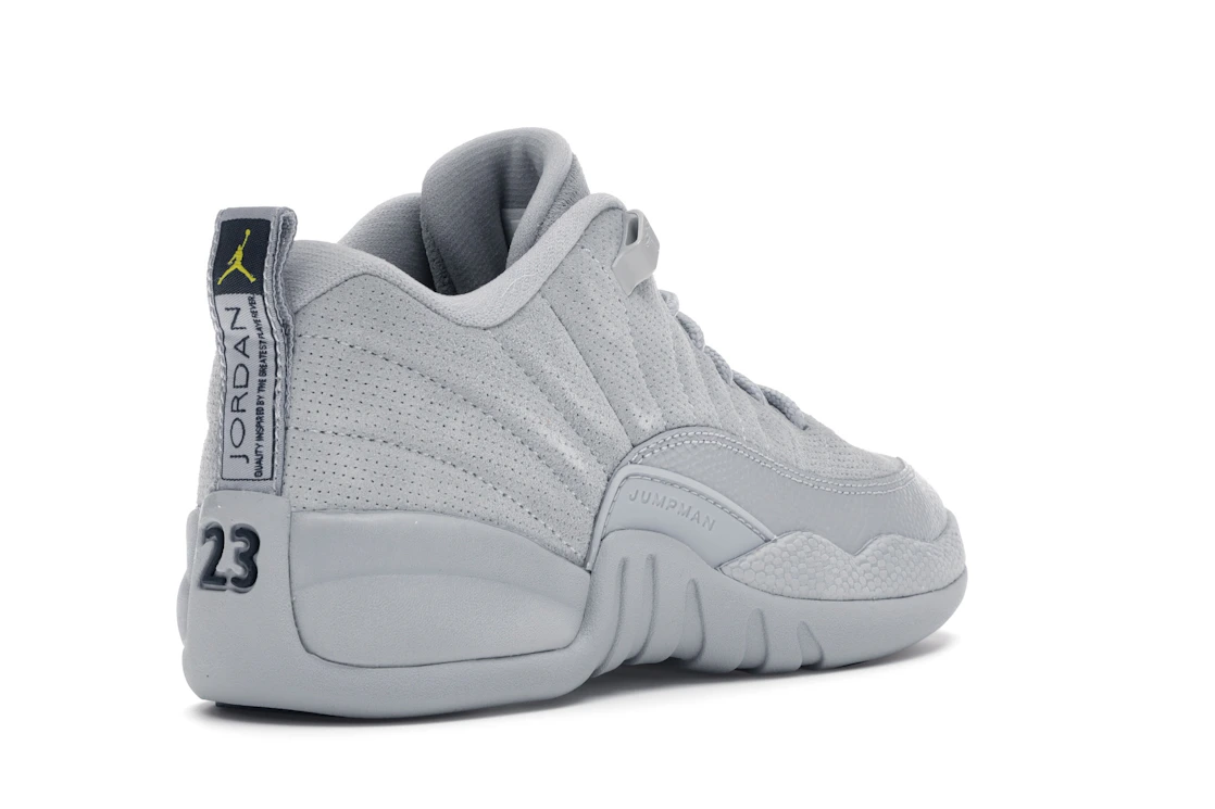 Vue 32 de Jordan 12 Retro Low Wolf Grey (GS)