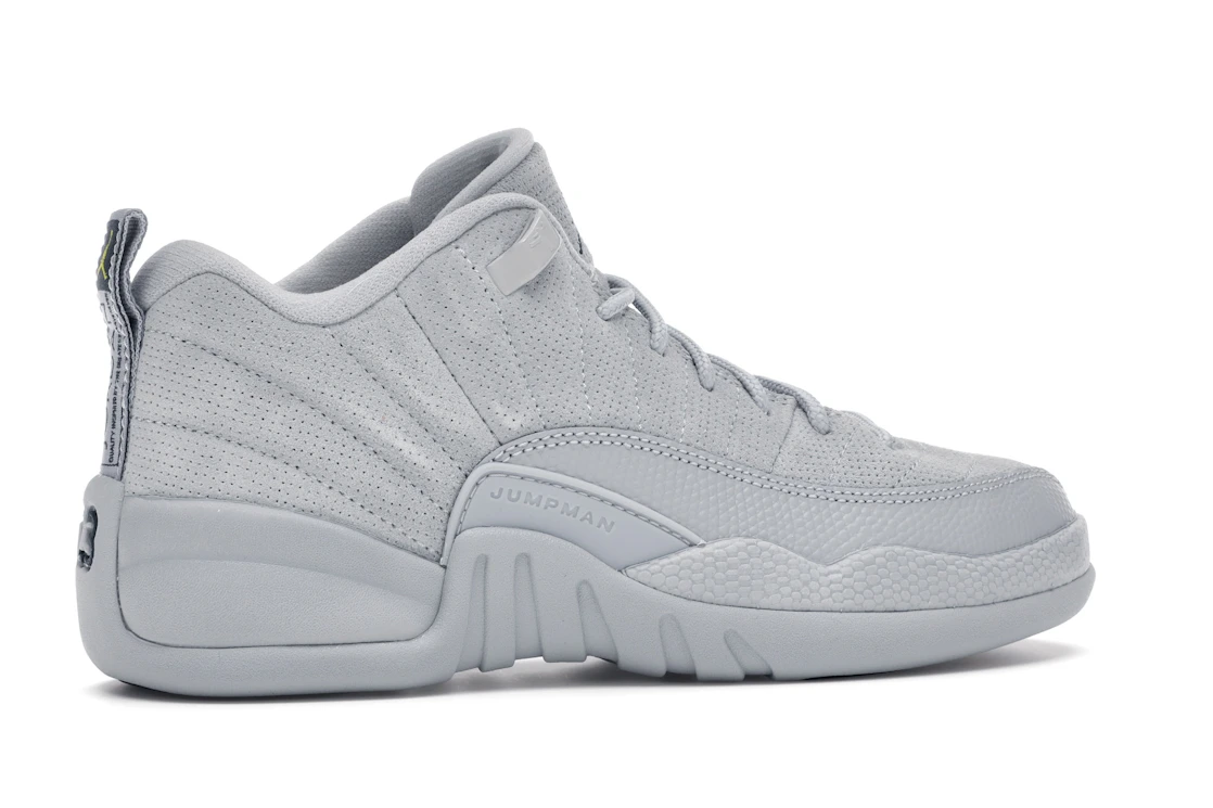 Vue 35 de Jordan 12 Retro Low Wolf Grey (GS)