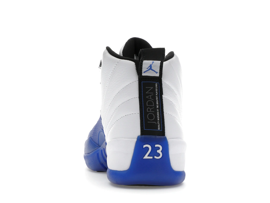 Vue 27 de Jordan 12 Retro Blueberry