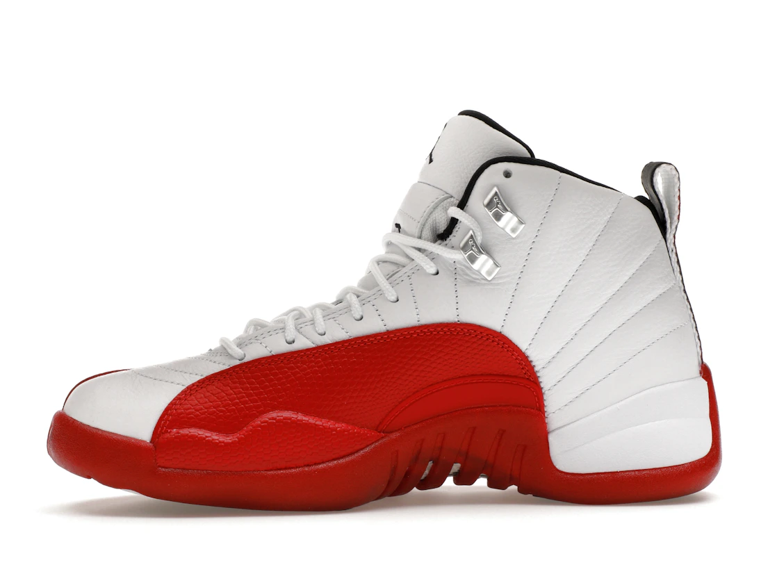 Vue 18 de Jordan 12 Retro Cherry (2023)