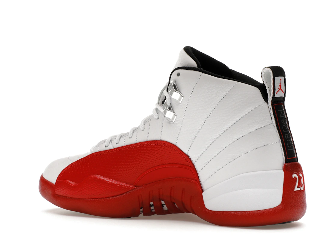 Vue 22 de Jordan 12 Retro Cherry (2023)