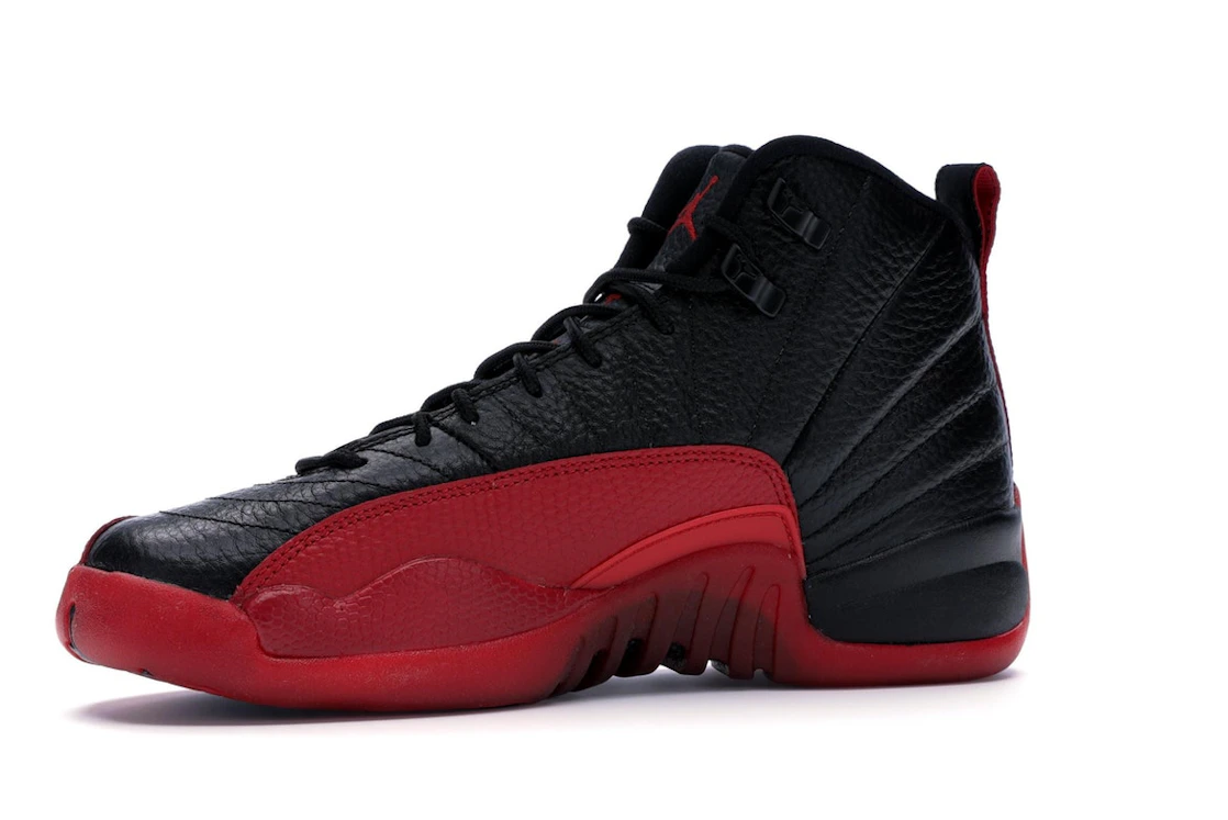 Vue 17 de Jordan 12 Retro Flu Game (2016) (GS)