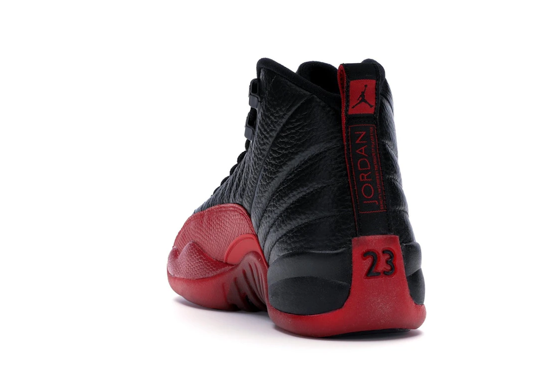 Vue 26 de Jordan 12 Retro Flu Game (2016) (GS)