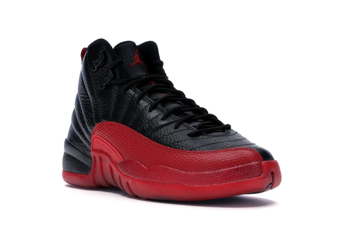 Vue 6 de Jordan 12 Retro Flu Game (2016) (GS)