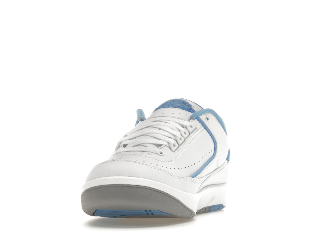 Vue 12 de Jordan 2 Retro Low UNC