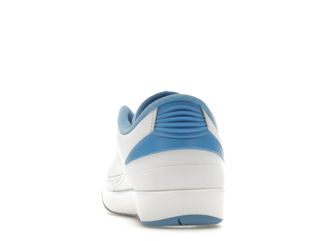 Vue 27 de Jordan 2 Retro Low UNC