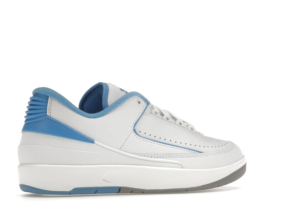 Vue 34 de Jordan 2 Retro Low UNC