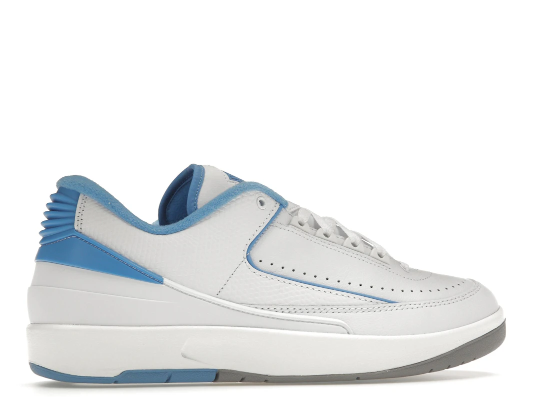 Vue 35 de Jordan 2 Retro Low UNC
