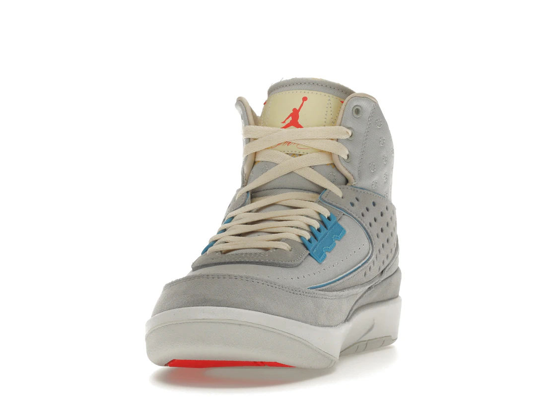 Vue 12 de Jordan 2 Retro SP Union Grey Fog
