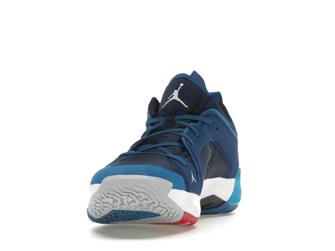 Vue 12 de Jordan 37 Low Fraternity