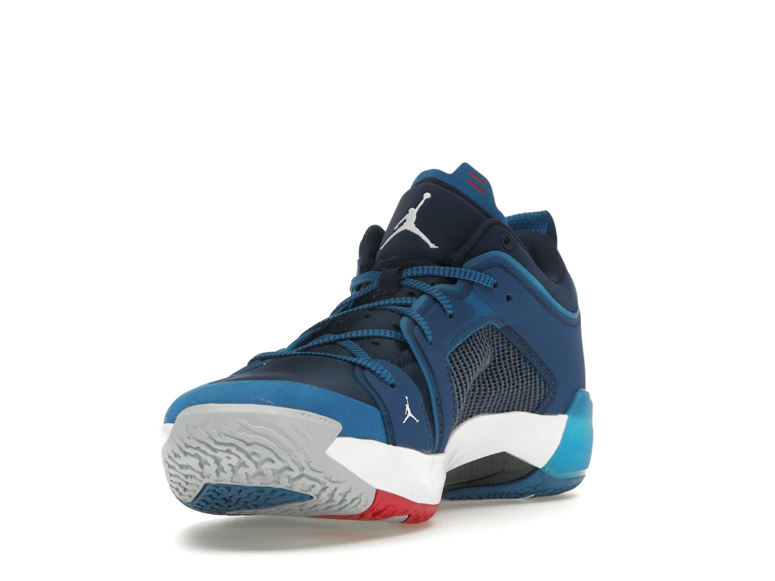 Vue 13 de Jordan 37 Low Fraternity