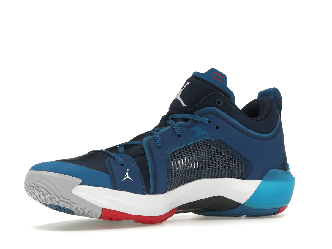 Vue 16 de Jordan 37 Low Fraternity